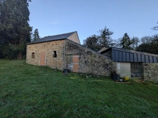 RARE SUR LE MARCHÉ GRANDE LONGÈRE EN PIERRE AVEC DE NOMBREUSES DÉPENDANCES PARCELLES ATTENANTES DE 14 HECTARES 