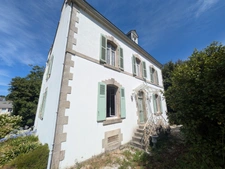 GUEMENE SUR SCORFF MAISON BOURGEOISE  7 PIÈCES 185 M² ENVIRON AVEC GARAGE ET DÉPENDANCES,UN PUITS UNE PARCELLE DE 3706M² 