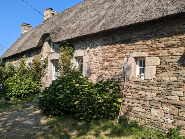 PLUMELIAU MAGNIFIQUE CHAUMIERE DE 170M² 7 PIECES 2 PARCELLES DE 1037 M² ET PARCELLE BOISEE DE 1,3 HECTARE ENVIRON