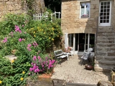  GUEMENE SUR SCORFF BELLE DEMEURE EN PIERRE DE 185 m² ENVIRON COUR EXTERIEURE JARDIN NON ATTENANT DE 764M²