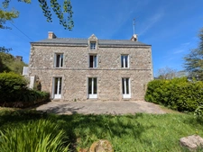BUBRY PROPRIÉTÉ COMPOSÉE D' UNE BELLE MAISON BOURGEOISE DE 6 PIÈCES  215 M² ENVIRON GARAGE ET DÉPENDANCE PARCELLE DE 4160M² EN PARTIE AMÉNAGEABLE