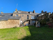 GUEMENE SUR SCORFF GRANDE MAISON DE 170M² DIVISEE EN 3 LOGEMENTS PARCELLE DE 561M²