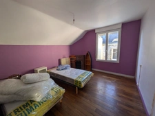 GUEMENE SUR SCORFF IMMEUBLE DE 239M² ENVIRON COMPOSÉ DE DEUX APPARTEMENTS ET UNE SURFACE COMMERCIALE PARCELLE DE 533m²