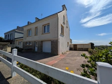 PLOERDUT GRANDE  MAISON DE 9 PIECES DE 140m² ENVIRON PARCELLE DE 603m² ENVIRON