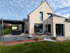LOCMALO MAISON RÉCENTE AVEC VIE DE PLAIN PIED DE 5 PIÈCES 130 M² PARCELLE DE 2000M² CLÔTURÉE