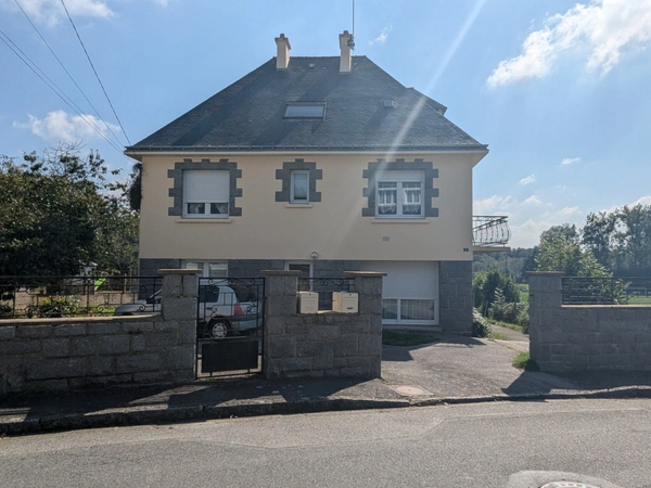 GUEMENE SUR SCORFF IMMEUBLE DE RAPPORT COMPOSE DE 2 LOGEMENTS T3 ET T5 JARDIN DE 800M² ENVIRON