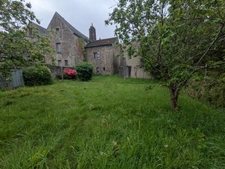 GUEMENE SUR SCORFF IMMEUBLE DE RAPPORT COMPOSÉ D' UN APPARTEMENT DE 153m² ENVION, D UN STUDIO DE 38m2 LOCAUX COMMERCIAUX, 1 MAISON EN PIERRE SOUS ARDOISES À RÉNOVER UNE PARCELLE DE 698m²