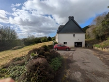 Kernascleden propriété composée d'une maison à usage d'habitation de 6 pièces 178 m² envion un hangar de 161m² envion, une ancienne lapinière de 700m² envion le tout sur une parcelle de 3.2 Hectares