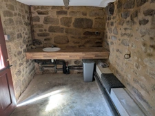 GUEMENE SUR SCORFF MAISON EN PIERRE À COLOMBAGES DE 4 PIÈCES 77 M³ ENVIRON AVEC COURETTE ET DÉPENDANCE