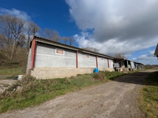 Kernascleden propriété composée d'une maison à usage d'habitation de 6 pièces 178 m² envion un hangar de 161m² envion, une ancienne lapinière de 700m² envion le tout sur une parcelle de 3.2 Hectares
