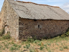 NOSTANG PROPRIÉTÉ COMPOSÉE D'UNE MAISON EN PIERRE À RÉNOVER AVEC TROIS DÉPENDANCE UN PUITS ET 21 HECTARES ENVIRON