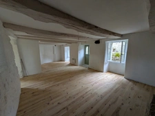 MAISON EN PIERRE SOUS ARDOISE DE 75M² ENVIRON 3 PIECES TERASSE DE 9m² ENVIRON L'ARRIERE DE LA MAISON