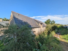 Séglien en campagne longère en pierre rénovée avec vie de plain pied de 243m², garage, atelier et dépendance parcelle de 7125m²