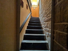GUEMENE SUR SCORFF IMMEUBLE DE RAPPORT COMPOSÉ D' UN APPARTEMENT DE 153m² ENVION, D UN STUDIO DE 38m2 LOCAUX COMMERCIAUX, 1 MAISON EN PIERRE SOUS ARDOISES À RÉNOVER UNE PARCELLE DE 698m²