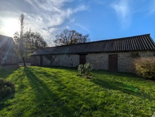 LOCMALO PROPRIÉTÉ DE 180M² ENVIRON EN CAMPAGNE AU CALME ENSEMBLE DE 2 MAISONS AVEC DOUBLE GARAGE PRÉAU ET DÉPENDANCE PUITS JARDIN ET BOIS DE 1 HECTARE 56