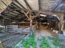 LOCMALO CORPS DE FERME COMPOSE 2 GRANDES LONGÈRES EN PIERRE DE 105m² ENVIRON ET 130 M² ENVIRON DEUX HANGARS DE 530M³ ET 3500M² ET DÉPENDANCES PARCELLE DE 9000m² ENVIRON