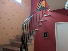 GUEMENE SUR SCORFF IMMEUBLE DE RAPPORT COMPOSÉ D' UN APPARTEMENT DE 153m² ENVION, D UN STUDIO DE 38m2 LOCAUX COMMERCIAUX, 1 MAISON EN PIERRE SOUS ARDOISES À RÉNOVER UNE PARCELLE DE 698m²