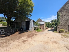 LOCMALO CORPS DE FERME COMPOSE 2 GRANDES LONGÈRES EN PIERRE DE 105m² ENVIRON ET 130 M² ENVIRON DEUX HANGARS DE 530M³ ET 3500M² ET DÉPENDANCES PARCELLE DE 9000m² ENVIRON