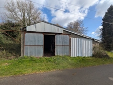 Kernascleden propriété composée d'une maison à usage d'habitation de 6 pièces 178 m² envion un hangar de 161m² envion, une ancienne lapinière de 700m² envion le tout sur une parcelle de 3.2 Hectares