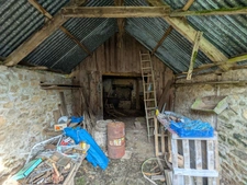 Bubry propriété composée d'une maison à usage d'habitation avec garage, deux petits hangars, une grange en pierre, une longère en pierre, un grand hangar avec ancienne étable, 1.5 hectare de terrain.