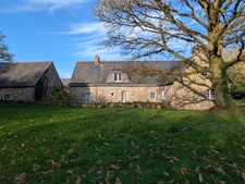 LOCMALO PROPRIÉTÉ DE 180M² ENVIRON EN CAMPAGNE AU CALME ENSEMBLE DE 2 MAISONS AVEC DOUBLE GARAGE PRÉAU ET DÉPENDANCE PUITS JARDIN ET BOIS DE 1 HECTARE 56