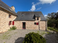 SAINT TUGDUAL JOLIE LONGÈRE DE 5 PIECES DE 154m² ENVION AVEC VIE DE PLAIN PIED PARCELLE DE 1390m² ENVIRON POSSIBILITE D ACQUERIR UNE PARCELLE BOISÉE DE 3 HECTARES 200 EN SUPPLÉMENT