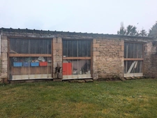 PLOERDUT JOLIE MAISON EN PIERRE SOUS ARDOISE DE 94 M² ENVIRON 5 PIECES 2 DEPENDANCES TERRAIN CLOS DE 2686m² A BATIR