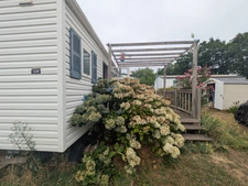 AMBON MOBIL-HOME DE 26m² ENVIRON 2 CHAMBRES AVEC TERRASSE BOIS SUR L'EXTÉRIEUR ET ABRIS DE JARDIN PARCELLE DE 200m² ENVIRON