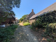 LOCMALO CORPS DE FERME COMPOSE 2 GRANDES LONGÈRES EN PIERRE DE 105m² ENVIRON ET 130 M² ENVIRON DEUX HANGARS DE 530M³ ET 3500M² ET DÉPENDANCES PARCELLE DE 9000m² ENVIRON