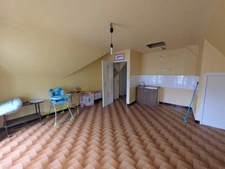 GUEMENE SUR SCORFF IMMEUBLE DE RAPPORT COMPOSÉ D' UN APPARTEMENT DE 153m² ENVION, D UN STUDIO DE 38m2 LOCAUX COMMERCIAUX, 1 MAISON EN PIERRE SOUS ARDOISES À RÉNOVER UNE PARCELLE DE 698m²