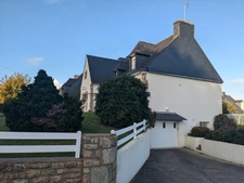 PLOERDUT NEO BRETONNE DE 140M² ENVIRON 6 PIECES AVEC VIE DE PLAIN PIED PARCELLE CLOTUREE DE 1077m²