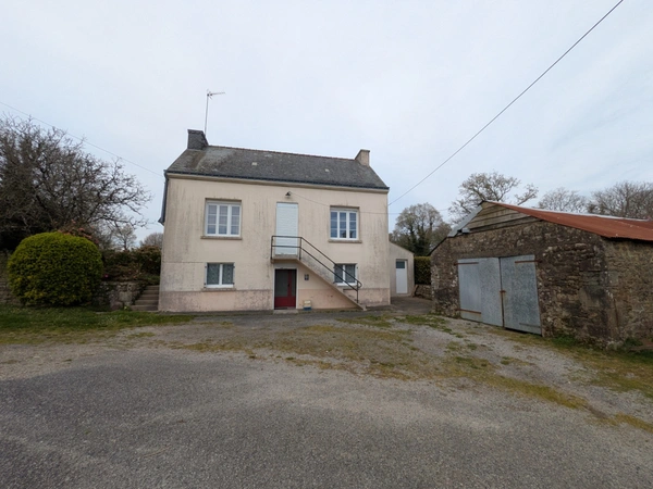 Bubry propriété composée d'une maison à usage d'habitation avec garage, deux petits hangars, une grange en pierre, une longère en pierre, un grand hangar avec ancienne étable, 1.5 hectare de terrain.