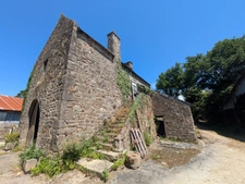 LOCMALO CORPS DE FERME COMPOSE 2 GRANDES LONGÈRES EN PIERRE DE 105m² ENVIRON ET 130 M² ENVIRON DEUX HANGARS DE 530M³ ET 3500M² ET DÉPENDANCES PARCELLE DE 9000m² ENVIRON