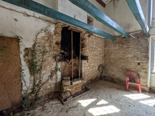 NOSTANG PROPRIÉTÉ COMPOSÉE D'UNE MAISON EN PIERRE À RÉNOVER AVEC TROIS DÉPENDANCE UN PUITS ET 21 HECTARES ENVIRON