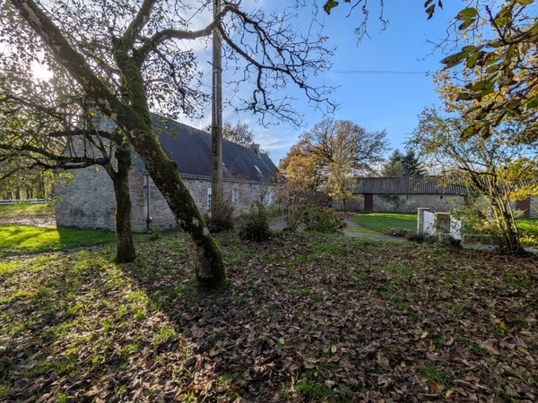 LOCMALO PROPRIÉTÉ DE 180M² ENVIRON EN CAMPAGNE AU CALME ENSEMBLE DE 2 MAISONS AVEC DOUBLE GARAGE PRÉAU ET DÉPENDANCE PUITS JARDIN ET BOIS DE 1 HECTARE 56
