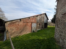 Bubry propriété composée d'une maison à usage d'habitation avec garage, deux petits hangars, une grange en pierre, une longère en pierre, un grand hangar avec ancienne étable, 1.5 hectare de terrain.