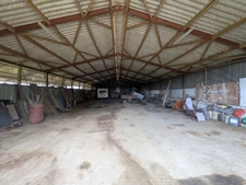 Kernascleden propriété composée d'une maison à usage d'habitation de 6 pièces 178 m² envion un hangar de 161m² envion, une ancienne lapinière de 700m² envion le tout sur une parcelle de 3.2 Hectares