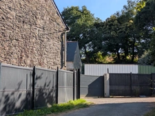 Séglien en campagne longère en pierre rénovée avec vie de plain pied de 243m², garage, atelier et dépendance parcelle de 7125m²