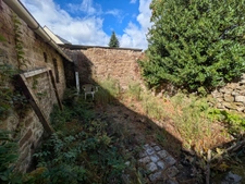 GUEMENE SUR SCORFF MAISON ATYPIQUE EN BON ETAT GENERAL DE 2 PIECES AVEC CAVE UNE DÉPENDANCE ET UN JARDINET.