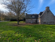 LOCMALO PROPRIÉTÉ DE 180M² ENVIRON EN CAMPAGNE AU CALME ENSEMBLE DE 2 MAISONS AVEC DOUBLE GARAGE PRÉAU ET DÉPENDANCE PUITS JARDIN ET BOIS DE 1 HECTARE 56