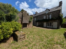 GUEMENE SUR SCORFF MAISON BOURGEOISE À RÉNOVER DE 5 PIÈCES 131M² ENVIRON TROIS DÉPENDANCES EN PIERRE SOUS ARDOISE PARCELLE DE 1740M²