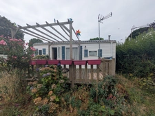 AMBON MOBIL-HOME DE 26m² ENVIRON 2 CHAMBRES AVEC TERRASSE BOIS SUR L'EXTÉRIEUR ET ABRIS DE JARDIN PARCELLE DE 200m² ENVIRON