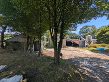LOCMALO CORPS DE FERME COMPOSE 2 GRANDES LONGÈRES EN PIERRE DE 105m² ENVIRON ET 130 M² ENVIRON DEUX HANGARS DE 530M³ ET 3500M² ET DÉPENDANCES PARCELLE DE 9000m² ENVIRON
