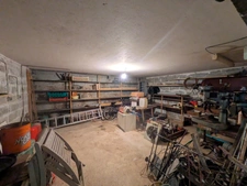 Kernascleden propriété composée d'une maison à usage d'habitation de 6 pièces 178 m² envion un hangar de 161m² envion, une ancienne lapinière de 700m² envion le tout sur une parcelle de 3.2 Hectares