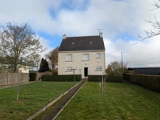 SÉGLIEN JOLIE MAISON EN REZ DE CHAUSSEE SURELEVE AVEC VIE DE PLAIN PIED DE 95 M² ENVIRON 4 PIÈCES PARCELLE DE 800M² ENVIRON