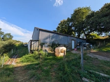 Séglien en campagne longère en pierre rénovée avec vie de plain pied de 243m², garage, atelier et dépendance parcelle de 7125m²