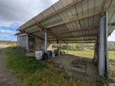 Kernascleden propriété composée d'une maison à usage d'habitation de 6 pièces 178 m² envion un hangar de 161m² envion, une ancienne lapinière de 700m² envion le tout sur une parcelle de 3.2 Hectares