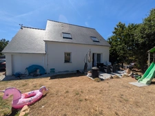 GUERN MAISON RÉCENTE DE 101M² ENVIRON 4 PIÈCES AVEC VIE DE PLAIN PIED GARAGE PARCELLE CLÔTURÉE DE 569M²