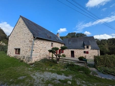 SAINT TUGDUAL JOLIE LONGÈRE DE 5 PIECES DE 154m² ENVION AVEC VIE DE PLAIN PIED PARCELLE DE 1390m² ENVIRON POSSIBILITE D ACQUERIR UNE PARCELLE BOISÉE DE 3 HECTARES 200 EN SUPPLÉMENT