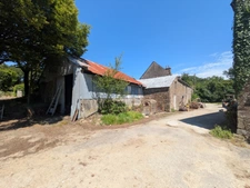 LOCMALO CORPS DE FERME COMPOSE 2 GRANDES LONGÈRES EN PIERRE DE 105m² ENVIRON ET 130 M² ENVIRON DEUX HANGARS DE 530M³ ET 3500M² ET DÉPENDANCES PARCELLE DE 9000m² ENVIRON